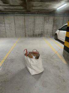 Uprzątnięcie miejsca parkingowego w garażu podziemnym — zdjęcie 2