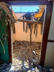 Uprzątnięcie posesji z rozbiórką starej szopy — zdjęcie 2