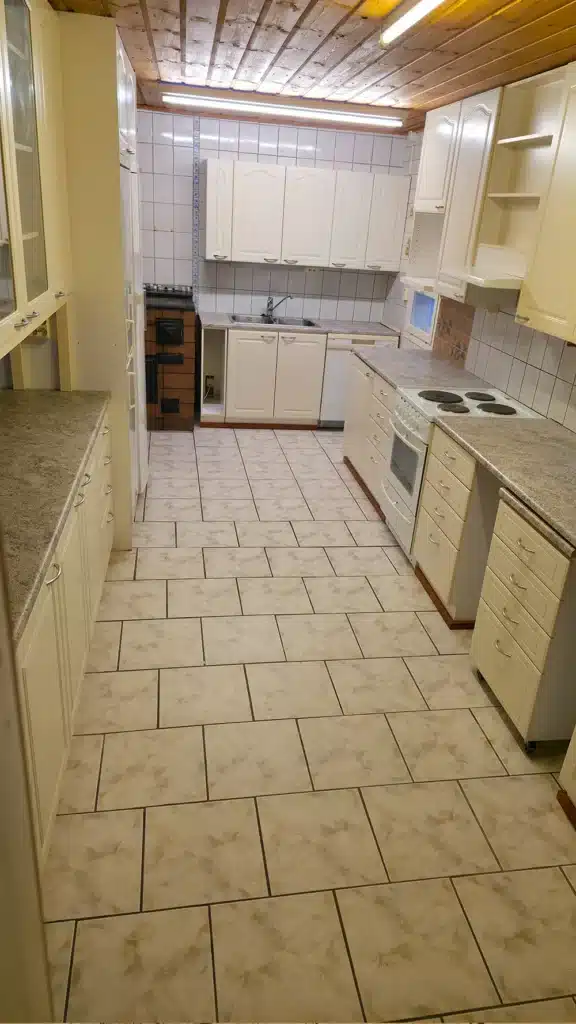 Pusta, uprzątnięta kuchnia po opróżnieniu mieszkania